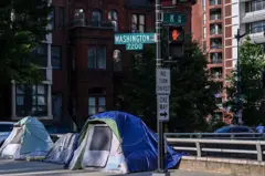 Tiendas de campaña que sirven de techo a personas sin hogar en una acera en Washington, DC, EE. UU., el lunes 11 de agosto de 2025. (Fotógrafo: Alex Wroblewski/Bloomberg a través de Getty Images)