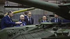 Putin visitando fábricafutebol europeutanques nos Montes Urais