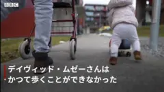下半身まひの男性、脊椎インプラントのおかげで父親に　娘と散歩も