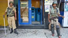রবিবার শ্রীনগরে একটি এটিএম মেশিনের সামনে পাহারায় ভারতীয় আধা সেনারা