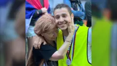 Baka i unuk na dočeku studenata u Briselu