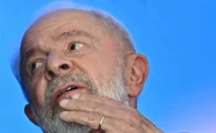 Foto de Lula com a mão na boca e semblante preocupado