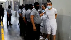 Detenidos en el Cecot.