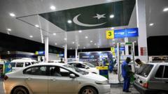 پاکستان میں پیٹرول اور ڈیزل کی قیمتیں روزانہ کی بنیاد پر طے کرنے کا ’تکلیف دہ‘ فیصلہ کیوں کیا گیا؟