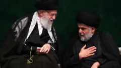 مقتصدی صدر و آیت الله علی خامنه‌ای در مراسم عزاداری سالگرد امام سوم شیعیان
