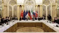 ایران با قدرت های جهانی به طور مستقیم مذاکره می کند اما از گفت و گوی مستقیم علنی با ایالات متحده پرهیز دارد