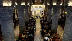 صورة من داخل إحدى الكنائس في سوريا.