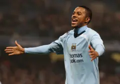 Robinho quando era mais jovem com uniforme azul 