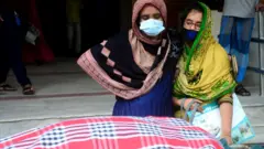 কোভিডে মৃত স্বজনের পাশে শোকাপ্লুত পরিবার, ঢাকা মেডিকেল কলেজ হাসপাতাল, ২৩/০৭/২০২১