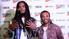 El dúo de hip hop Bob Vylan asiste a la 25.ª edición de los Premios MOBO en Londres, Gran Bretaña, el 30 de noviembre de 2022.