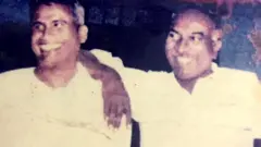 கக்கன் தோளில் கை போட்டபடி காமராஜர்