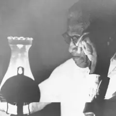 João Cândido está em uma mesa. Ele olha para baixo e coloca a mão no rosto.