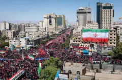 خیابان‌های منتهی به حرم امام رضا مملو از جمعیت بود