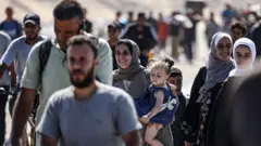 Onlarca insanın yürüdüğü bir yolda, birkaç kadının gülerek bir yerlere baktığı görülüyor