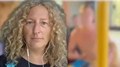 Колаж - фото Зенобії Жачек на тлі розмитого фото з автобуса