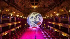 ब्रिटेनको ब्ल्याक टावरमा प्रदर्शित एक कला।