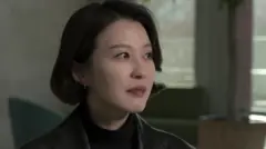 Ahn Gwi-ryeong mira hacia un costado con lágrimas en los ojos y cara de preocupación