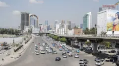 Tráfico en una autopista de Addis Abeba, Etiopía,