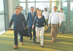 Các giám sát viên nước ngoài đáp xuống sân bay Nay Pyi Taw hôm 26/12