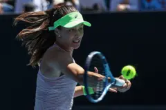 Zeynep Sönmez bir karşı vuruş yapıyor, top raketten yeni ayrılmış durumda.