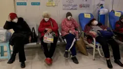 重慶某醫院急診室裏打吊針的老年新冠患者（23/12/2022）