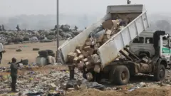 Un camión desecha cajas de vacunas en un vertedero en Nigeria, 22 de diciembre 2021