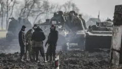 Militares russos e veículos blindados na estrada na região de Rostov, na Rússia