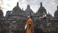 candi borobudur, biksu