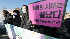 지난 31일 국회의사당 앞에서 열린 낙태죄 없는 2021년 맞이 기자회견
