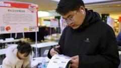 大學畢業生張百川長途跋涉來到數百公里外的一場招聘會