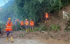 भोजपुरमा सडकमा खसेको पहिरो पन्छाउँदै सुरक्षाकर्मी