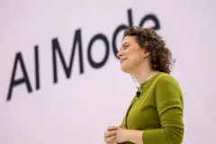 Liz Reid, jefa de Google Serach, se dirige a la multitud durante la conferencia anual de desarrolladores I/O de Google en Mountain View, California, el 20 de mayo de 2025.