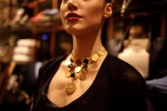 یوه ښځه چې غاړه کې یې د سرو زرو یو امیل دی