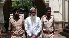 દોષિત સુખદેવ શિયાળ (વચ્ચે)