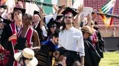 斯坦福大學應屆畢業生阿塔什·海爾（中，白色上衣）