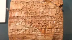 Hino à Deusa Nungal, em exposição no Instituto para Estudos das Culturas Antigas da Universidade de Chicago 