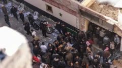 جمعیت داخل زندان نظامی صیدنایا امیدوارند اطلاعاتی درباره زندانیان سابق بدست آورند