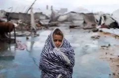 يعيش قطاع غزة أوضاعا صعبة بسبب الطقس السيئ وانخفاض درجات الحرارة.