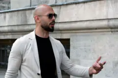 O ex-kickboxer profissional e influenciador de mídia social Andrew Tate chega ao tribunal de apelação na Romênia em junho de 2024