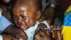 Umwana urimo urakingirwa malaria muri Kenya mur 2019