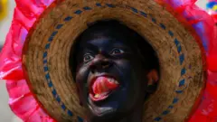 Participante de un desfile en el Carnaval de Barranquilla en marzo de 2025.