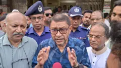 স্বাস্থ্যমন্ত্রী সরদার সাখাওয়াত হোসেন বকুল মুন্সীগঞ্জে সাংবাদিকদের সামনে কথা বলছিলেন। 