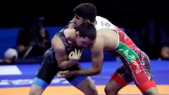 سعید اسماعیلی از ایران در حال مبارزه با رقیبش در مسابقه نیمه‌نهایی وزن ۶۷ کیلوگرم کشتی فرنگی مسابقات قهرمانی جهان ۲۰۲۵ در زاگرب، کرواسی