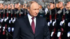 الرئيس الروسي فلاديمير بوتن يحضر حفل استقبال خارج مقر الرئاسة في ينتيماك أوردو (قصر الوحدة) قبل محادثات مع الرئيس القرغيزي، في بيشكيك في 26 نوفمبر/تشرين الثاني 2025. 