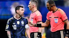 Lionel Messi conversa com o árbitro assistente Corey Parker e o árbitro Ismail Elfath durante a vitória da Argentina sobre a Inglaterra na semifinal da Copa do Mundo