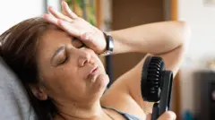 Žena sa ventilatorom