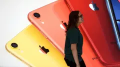 Сотрудница магазина Apple
