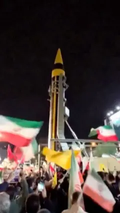 Iranci na vojnoj paradi okupljeni oko projektila