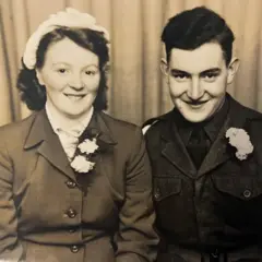 Casal no dia do seu casamento em 1955