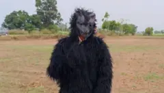 பயிர்களைக் காக்க கரடி வேடம்